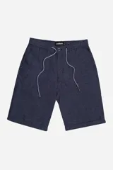 Bermuda tipo china de la marca Mistral, confeccionada en una mezcla de lino y algodón. Presenta cintura elástica con cordón ajustable, cierre frontal y bolsillos laterales.