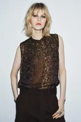 Top sin mangas de Zara Woman Collection, confeccionado en viscosa con diseño patchwork de estampados florales en tonos marrones y negros. Presenta cuello redondo con detalle de abalorios bordados en la parte superior y cierre posterior con botones.