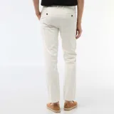 Pantalón chino de twill color blanco, con corte ajustado y bolsillos laterales, ideal para un look formal o casual.