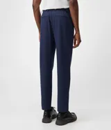 Pantalón de vestir azul marino de corte recto, con pretina con pasacintos, bolsillos laterales y cierre tradicional, confeccionado con viscosa, poliamida y elastano.