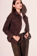 Sobrecamisa marrón de algodón con cuello camisero, cierre con botones a presión, dos bolsillos de parche en el pecho y corte recto.