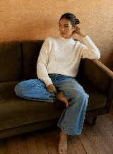 Sweater polera marrón de punto con diseño de flores bordadas al tono en el frente y las mangas.