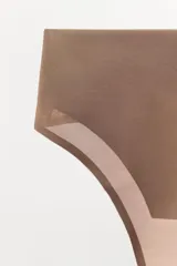 Tanga de tiro alto con cintura ancha, confeccionado en tejido de poliamida con detalles de transparencia en los bordes.