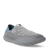 Championes Merrell Hut Moc 2, color gris cemento con detalles en azul.