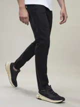 Pantalón de calce comfort confeccionado en tejido sateen con algodón y spandex. Terminación peach touch y teñido garment dye que aporta suavidad y un acabado único.