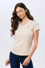 Remera blanca de manga corta y cuello redondo, confeccionada en algodón, con delicado bordado floral localizado en el hombro.