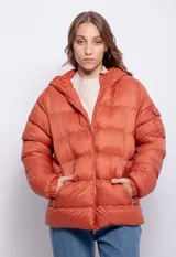 Campera puffer de nylon color negro con capucha, cierre frontal y bolsillos laterales. Presenta un bolsillo adicional con solapa en la manga izquierda y puños elásticos.