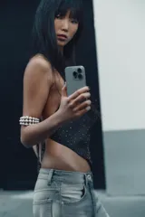 Pulsera rígida abierta con diseño de múltiples hileras de pequeñas esferas metálicas en acabado plateado envejecido.