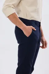 Pantalón azul marino confeccionado en mezcla de lino y algodón, con cintura elastizada y bolsillos laterales.