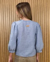 Camisa de cuello redondo y manga larga abullonada, con diseño a rayas en tonos rosado y blanco.