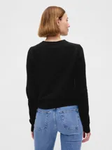 Buzo de tejido suave con cuello redondo, mangas largas y puños acanalados.