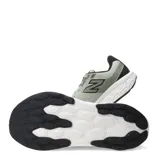 Championes de running New Balance modelo 520, color verde claro con detalles en negro. Presentan tecnología Fresh Foam en la entresuela para mayor amortiguación, capellada de malla transpirable y el logo característico de la marca en los laterales.