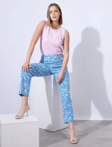 Pantalón recto de gabardina elastizada con estampado floral en tonos azules y blancos.