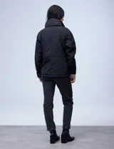 Campera azul marino liviana marca Michael Kors, con capucha escondida en el cuello, cierre oculto con botones a presión, bolsillos delanteros y avíos metálicos dorados con logo.