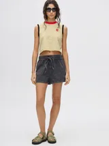 Short de denim color tostado, de corte relajado con cintura elástica y cordón ajustable. Posee un bolsillo trasero con un pequeño bordado de sol.