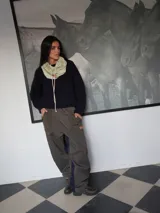 Pantalón de neopreno impermeable forrado de polar, de corte holgado, color verde militar con paneles laterales en azul marino, bolsillos con cierre y parche de cuero sintético con logo.