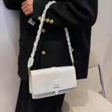 Cartera bandolera rectangular de cuero sintético blanco, con correa de hombro trenzada y cierre con hebilla frontal.