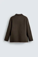 Sobrecamisa de corte regular confeccionada en tejido de lana doble faz, con cuello solapa, manga larga con puño abotonado, cierre frontal de botones y bolsillos de plastrón en pecho y cadera.