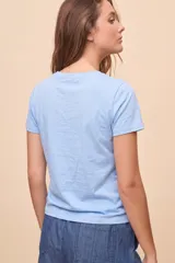 Remera básica marrón de manga corta, con cuello redondo y corte regular.