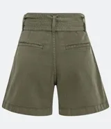 Short de cintura media color crudo, con cinturón de lazo y bolsillos laterales.