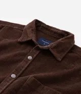 Camisa de hombre confeccionada en tejido de pana (cotelé) de algodón, con cuello solapa, cierre frontal abotonado, mangas largas con puños y un bolsillo aplicado en el pecho.