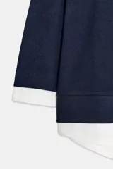 Sudadera de algodón color marrón con efecto doble capa, con cuello redondo y detalles en tejido blanco a contraste en las mangas y el bajo asimétrico.