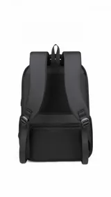 Mochila porta laptop color negro, con múltiples compartimentos con cierre, bolsillos frontales, tiras ajustables y acolchonadas. Cuenta con la inscripción de la marca en el frente.