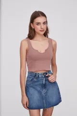 Musculosa corta gris oscuro de algodón con escote en U y terminación ondulada en el ruedo.