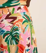 Short de viscosa con estampado de follaje y tucanes, de cintura alta con elástico y bajo dobladillado.