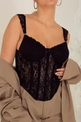 Corset largo de encaje negro con ballenas, aro y breteles regulables. Espalda confeccionada en cetinete con ganchos reforzados.