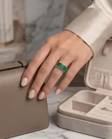 Anillo de plata 925 ancho con diseño geométrico pavé de piedras verdes tipo raíz de esmeraldas.