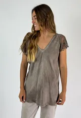 Remera color gris con efecto lavado, escote en V y mangas cortas con detalle de encaje.