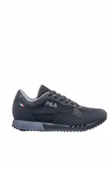 Championes deportivos Fila modelo Jogger Sport II, color azul marino, confeccionados con capellada de malla transpirable y refuerzos sintéticos. Presentan suela dentada de goma con detalles en gris y el logo de la marca bordado en el lateral junto con una pequeña bandera tricolor.