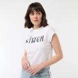 Remera corta blanca con diseño estampado de Stitch en el pecho y letras decorativas.