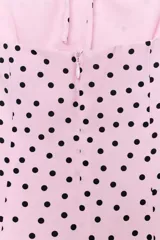 Vestido midi de color rosado con estampado de lunares negros, cuello halter con tirantes finos ajustables, escote recto y diseño fluido con volumen.