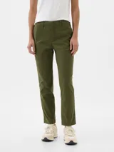 Pantalón color verde militar, de corte recto y tiro medio, con bolsillos laterales y traseros.