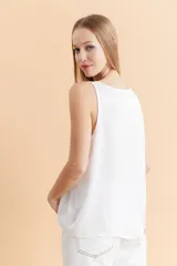 Musculosa de satén con escote redondo, corte holgado y diseño minimalista.