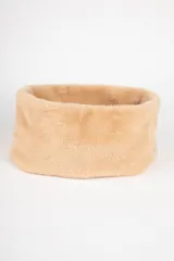 Cuello de piel sintética en color beige, con diseño suave y texturizado.