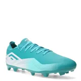 Championes de fútbol Umbro Vibe HG, color turquesa con detalles en blanco. Presentan capellada sintética resistente, cierre con cordones y suela con tapones estratégicos para césped natural.