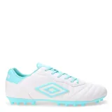 Championes de fútbol 11 Umbro modelo Touch AT, color negro con detalles en naranja vibrante. Presentan el logo de la marca en el lateral y suela con tapones para césped.