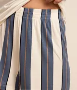 Conjunto de pijama de viscosa, compuesto por una remera de manga corta con cuello redondo y estampado con la frase "visualize the life you want to have", y un short a rayas con cintura elástica.