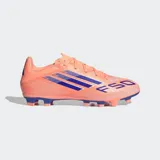 Championes de fútbol Adidas F50 Club, color naranja salmón con tres franjas y detalles en azul oscuro. Cuentan con suela con tapones para césped natural seco y artificial.