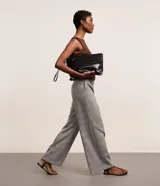 Pantalón de vestir de corte recto, cintura alta, con trabillas, pliegues y bolsillos. Estampado de cuadros Príncipe de Gales.