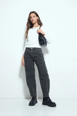 Pantalón de corte barrel con diseño a cuadros, tiro medio y pierna curva. Confeccionado en denim de algodón, presenta una estructura relajada y contemporánea.