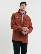 Sobrecamisa de micropolar color terracota, con cuello camisero, cierre frontal con botones a presión y dos bolsillos frontales con solapa y botón.