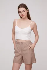 Top color marfil con breteles finos y escote en V.