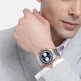 Reloj cronógrafo Emporio Armani modelo Racer con caja y pulsera de acero inoxidable plateado. Presenta una esfera azul con subesferas plateadas, función de fecha y bisel con escala taquimétrica.