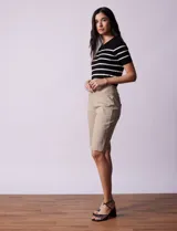 Bermuda color beige de gabardina elastizada, marca Ruby Rd. Tiene pretina ancha elastizada, bolsillos simulados en la parte delantera y bolsillos aplicados en la parte trasera.