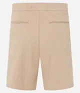 Bermuda recta de sarga color beige para hombre, con cintura elástica y cordón ajustable. Cuenta con bolsillos laterales y está confeccionada en una mezcla de algodón y elastano.