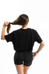 Remera corta color lila, de corte holgado y mangas cortas.